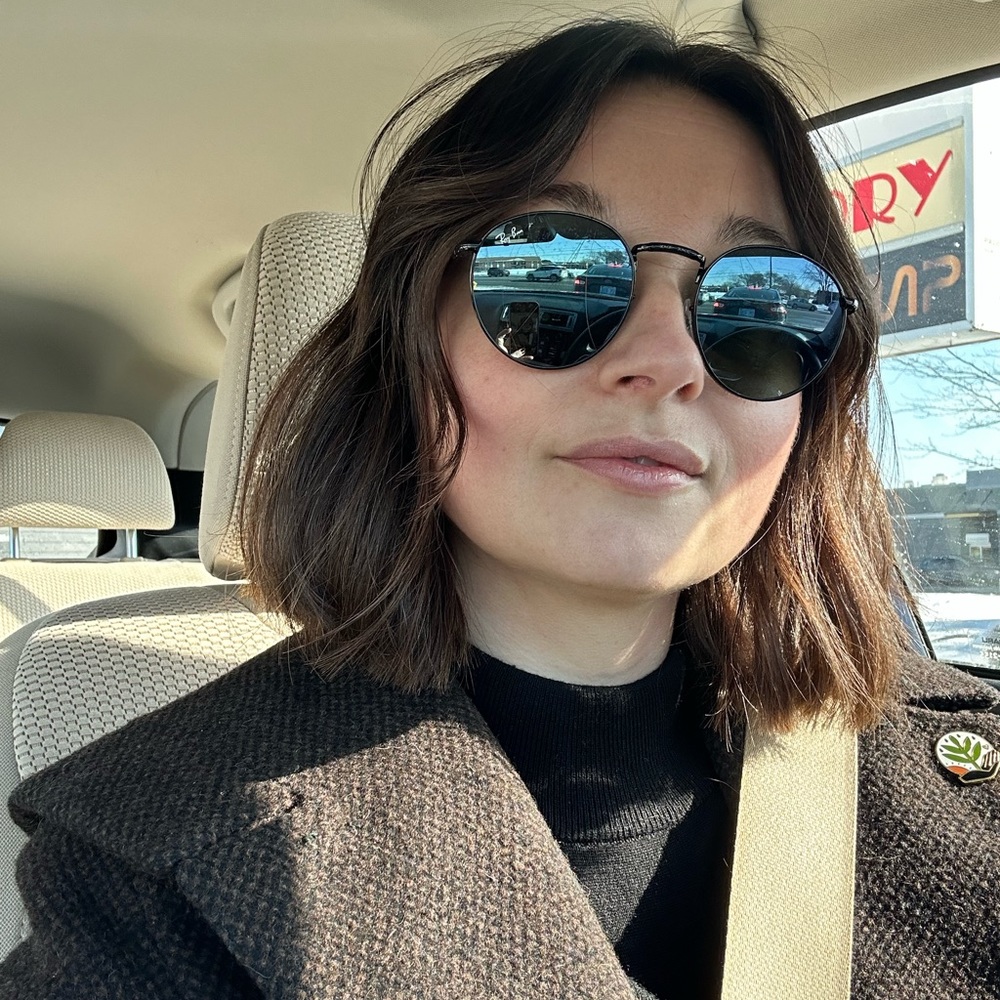 Meet your Posher, Alicia